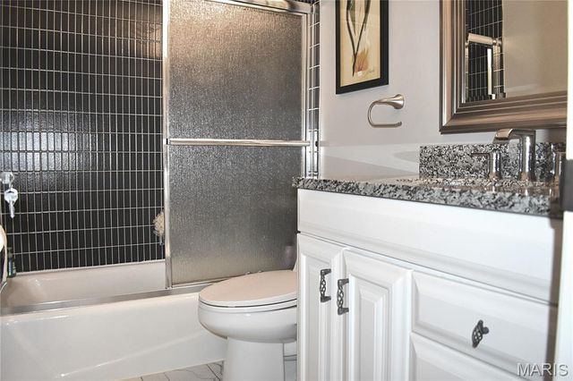 4366 Chateau De Ville Drive E, St Louis, MO 63129