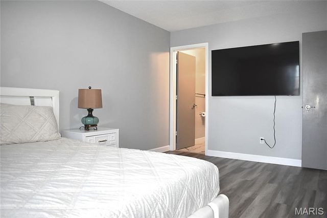 4366 Chateau De Ville Drive E, St Louis, MO 63129