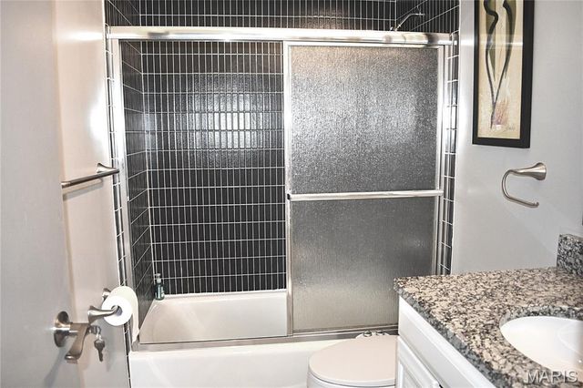 4366 Chateau De Ville Drive E, St Louis, MO 63129