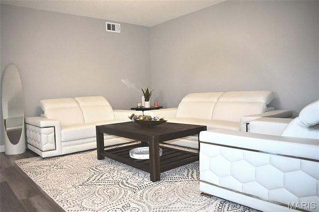 4366 Chateau De Ville Drive E, St Louis, MO 63129