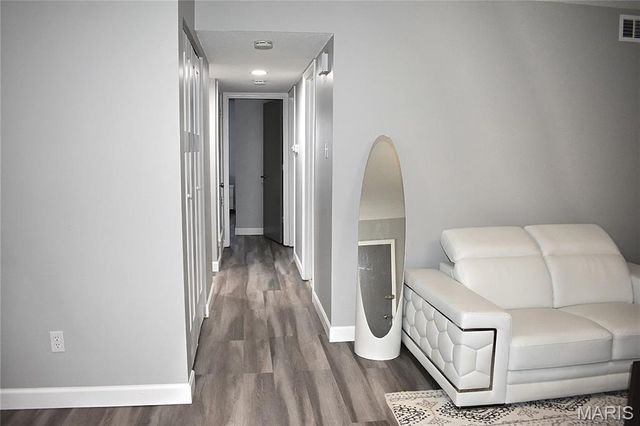 4366 Chateau De Ville Drive E, St Louis, MO 63129