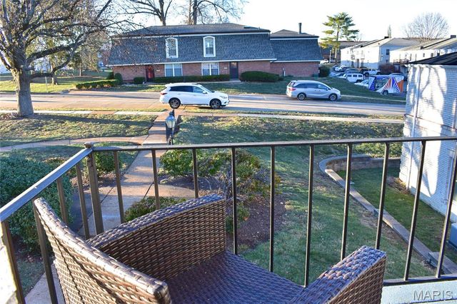 4366 Chateau De Ville Drive E, St Louis, MO 63129