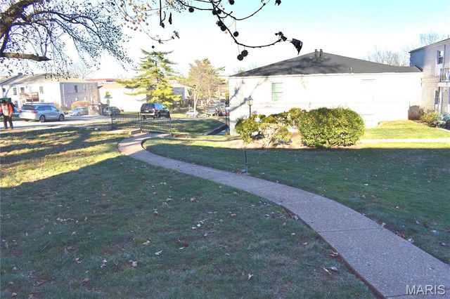 4366 Chateau De Ville Drive E, St Louis, MO 63129