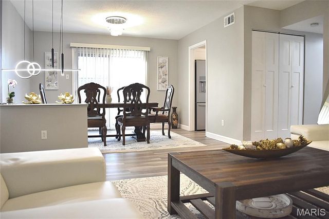 4366 Chateau De Ville Drive E, St Louis, MO 63129