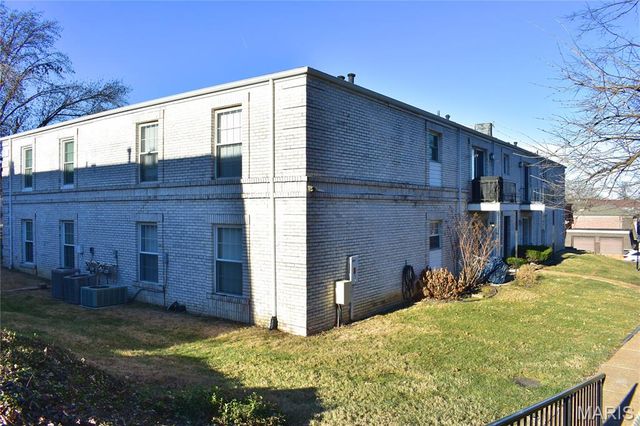 4366 Chateau De Ville Drive E, St Louis, MO 63129