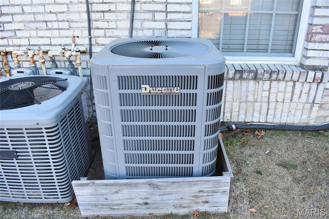 4366 Chateau De Ville Drive E, St Louis, MO 63129