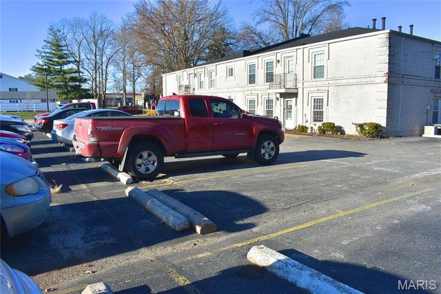 4366 Chateau De Ville Drive E, St Louis, MO 63129