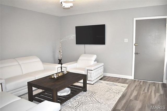 4366 Chateau De Ville Drive E, St Louis, MO 63129