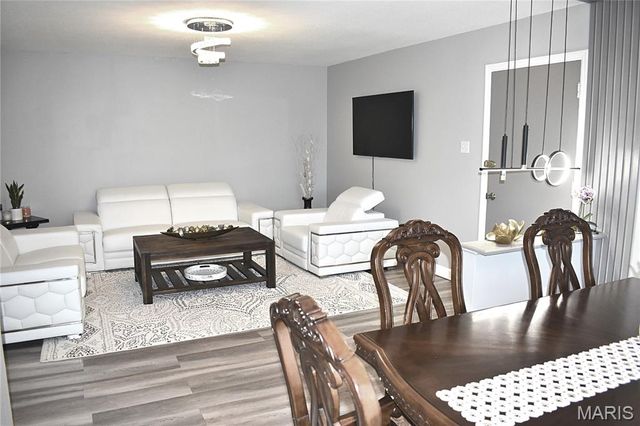 4366 Chateau De Ville Drive E, St Louis, MO 63129