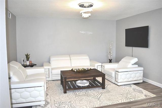 4366 Chateau De Ville Drive E, St Louis, MO 63129