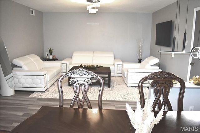 4366 Chateau De Ville Drive E, St Louis, MO 63129