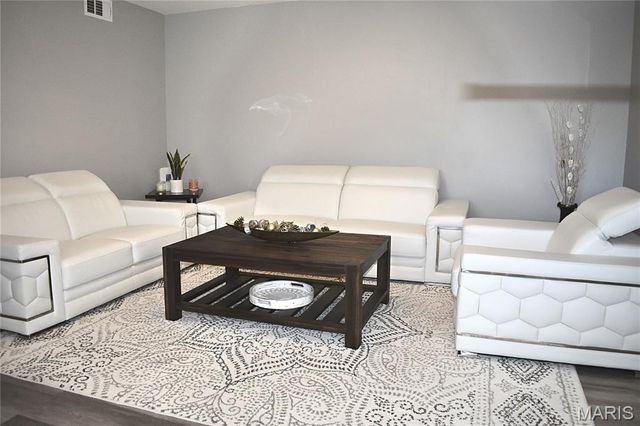 4366 Chateau De Ville Drive E, St Louis, MO 63129