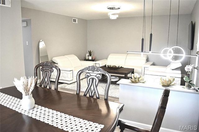 4366 Chateau De Ville Drive E, St Louis, MO 63129