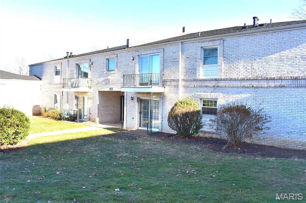 4366 Chateau De Ville Drive E, St Louis, MO 63129