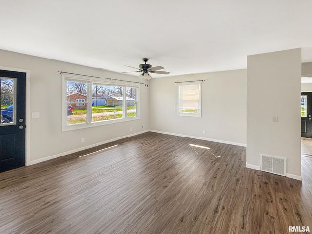 305 WALNUT Street, Mt Sterling, IL 62353