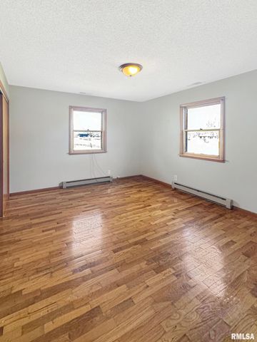 305 WALNUT Street, Mt Sterling, IL 62353