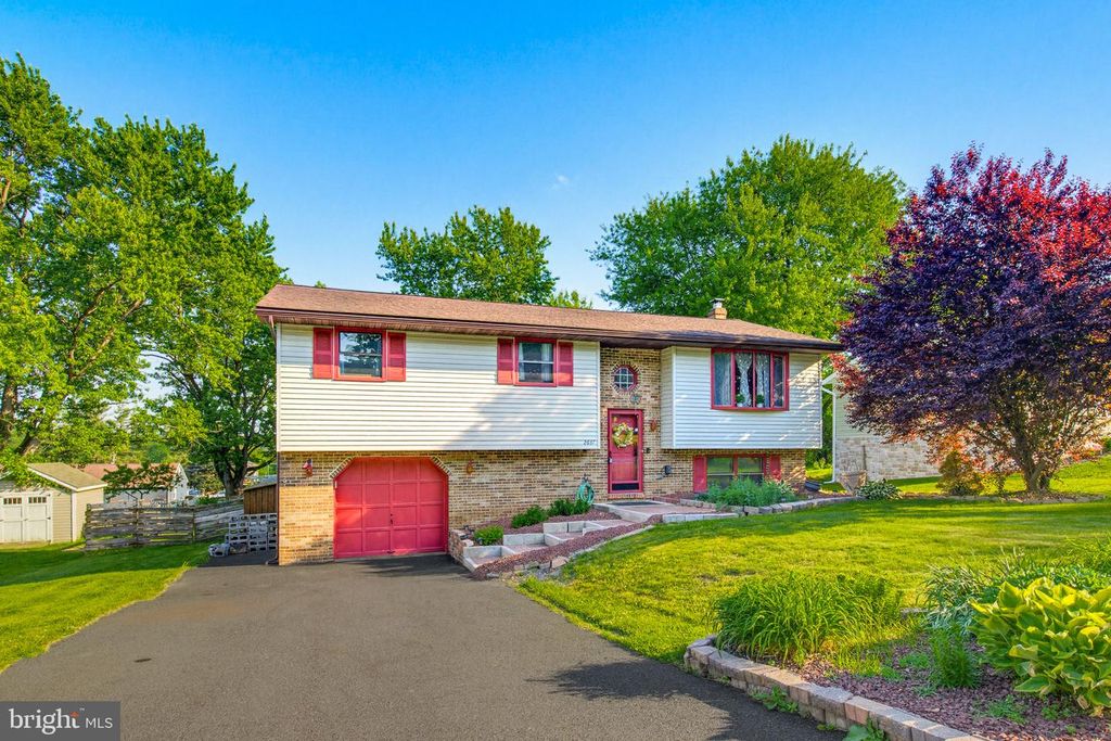 2637 HEMLOCK DR, Columbia, PA 17512