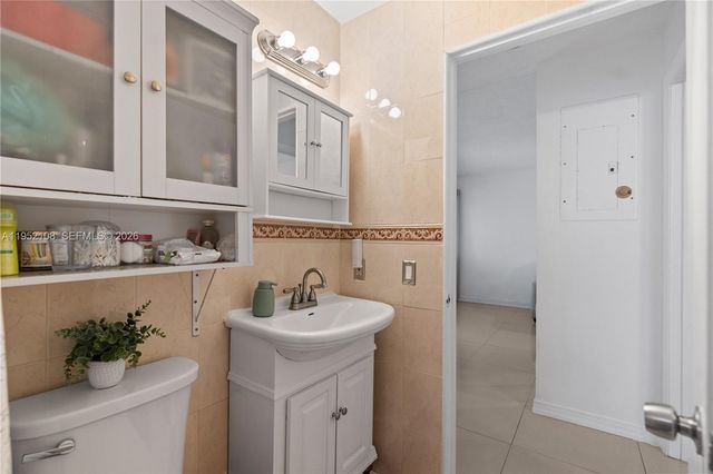 6919 W 29th Way, Hialeah, FL 33018