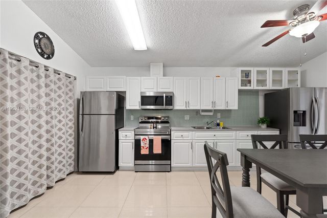 6919 W 29th Way, Hialeah, FL 33018