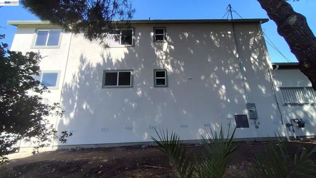 917 1St St, Rodeo, CA 94572