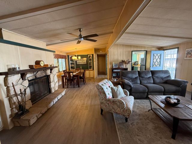 2400 W Midvalley Avenue F-1, Visalia, CA 93277