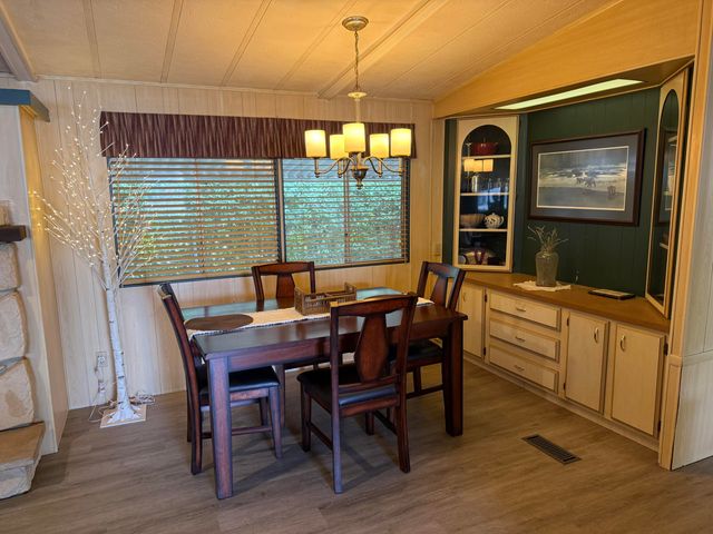 2400 W Midvalley Avenue F-1, Visalia, CA 93277