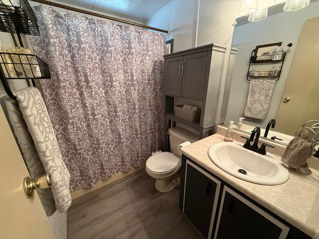 2400 W Midvalley Avenue F-1, Visalia, CA 93277