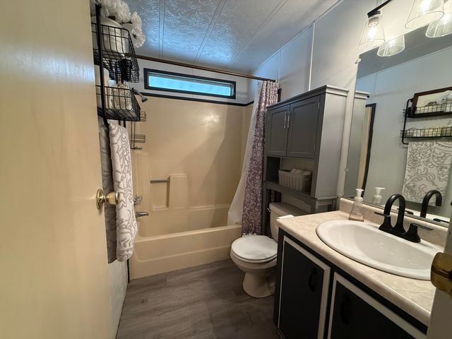 2400 W Midvalley Avenue F-1, Visalia, CA 93277