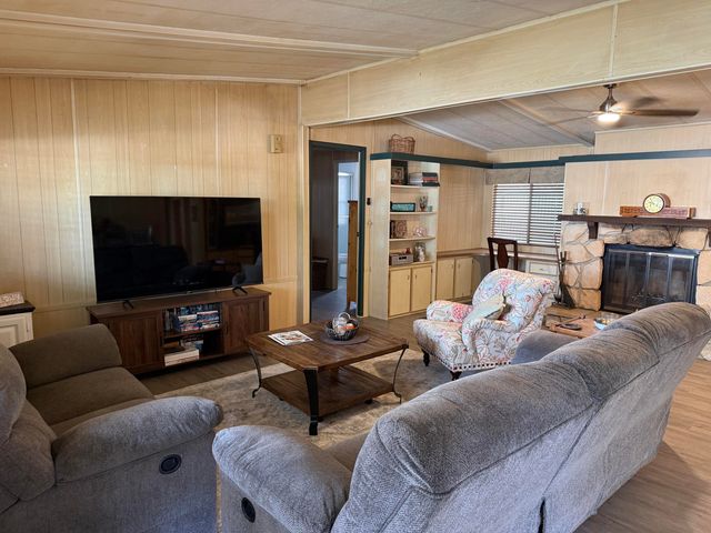 2400 W Midvalley Avenue F-1, Visalia, CA 93277