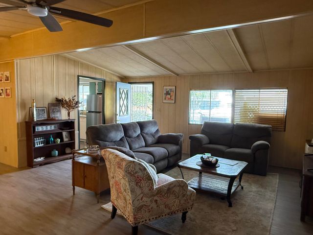 2400 W Midvalley Avenue F-1, Visalia, CA 93277