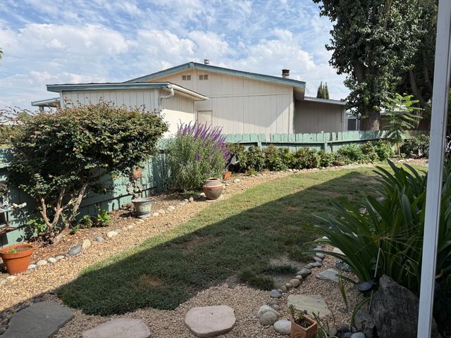 2400 W Midvalley Avenue F-1, Visalia, CA 93277