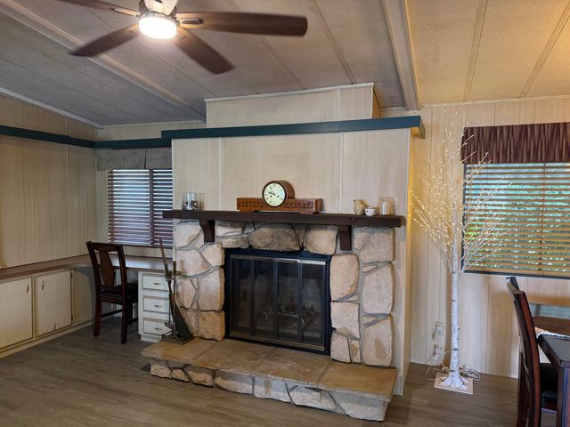 2400 W Midvalley Avenue F-1, Visalia, CA 93277