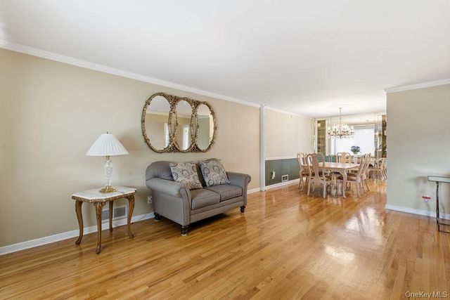 29 Lehigh Lane, Hicksville, NY 11801