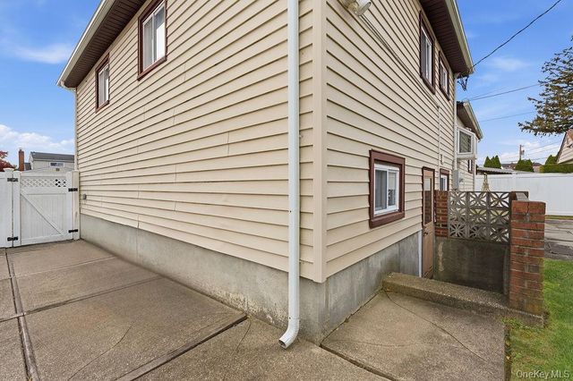 29 Lehigh Lane, Hicksville, NY 11801