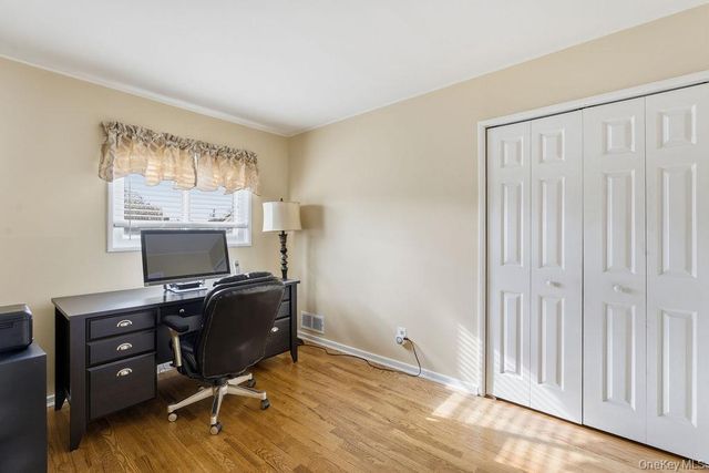 29 Lehigh Lane, Hicksville, NY 11801