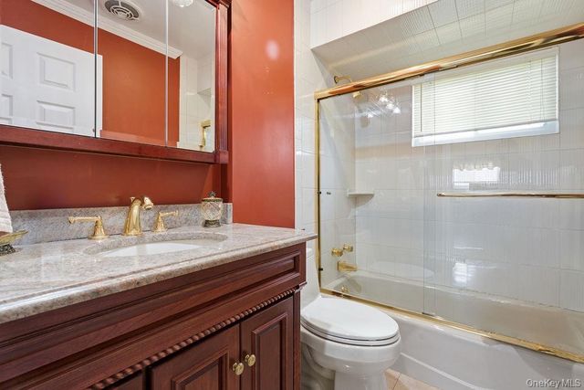 29 Lehigh Lane, Hicksville, NY 11801