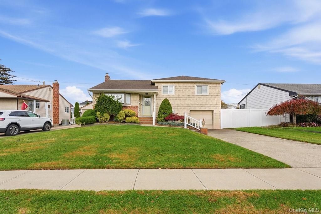 29 Lehigh Lane, Hicksville, NY 11801