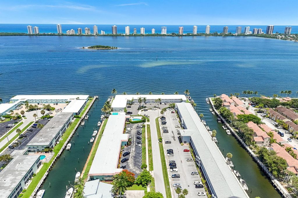 117 Lehane Terrace 211, North Palm Beach, FL 33408