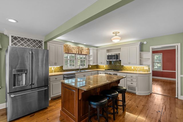 1645 E Meadowmere Street, Springfield, MO 65804