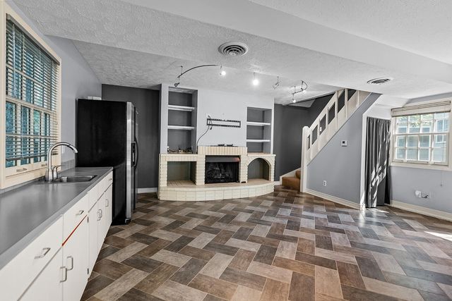 1645 E Meadowmere Street, Springfield, MO 65804