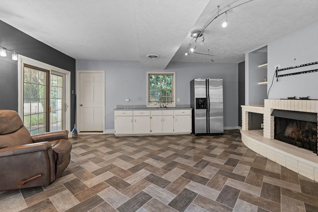 1645 E Meadowmere Street, Springfield, MO 65804