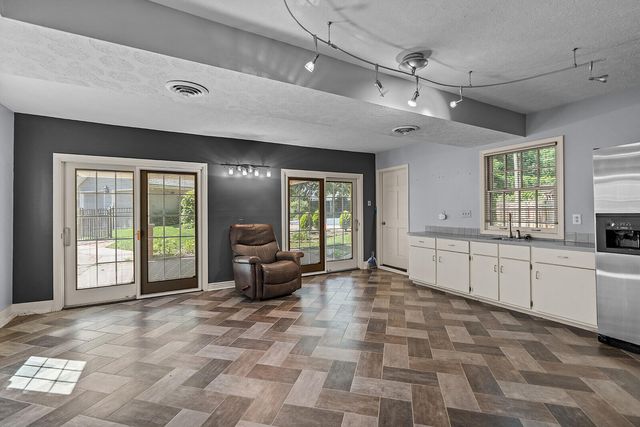 1645 E Meadowmere Street, Springfield, MO 65804