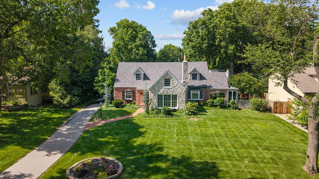 1645 E Meadowmere Street, Springfield, MO 65804