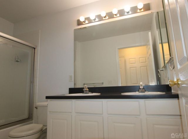27 Pin Oak Drive, North Brunswick, NJ 08902