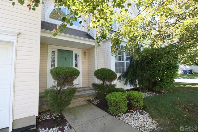 27 Pin Oak Drive, North Brunswick, NJ 08902