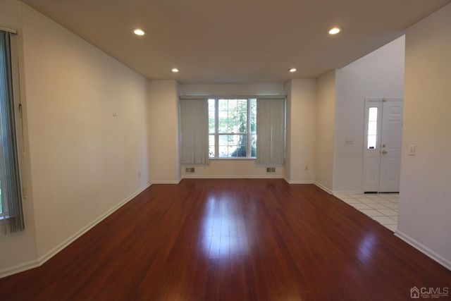 27 Pin Oak Drive, North Brunswick, NJ 08902