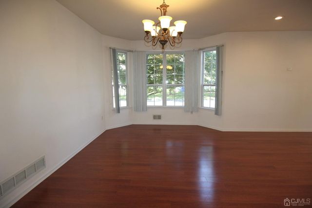 27 Pin Oak Drive, North Brunswick, NJ 08902
