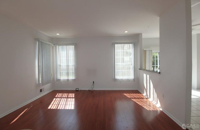27 Pin Oak Drive, North Brunswick, NJ 08902