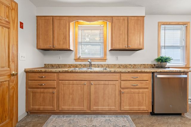 10 Clark Rd, Groveland, MA 01834