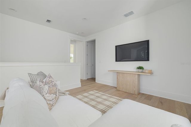 621 37TH AVENUE N, St Petersburg, FL 33704